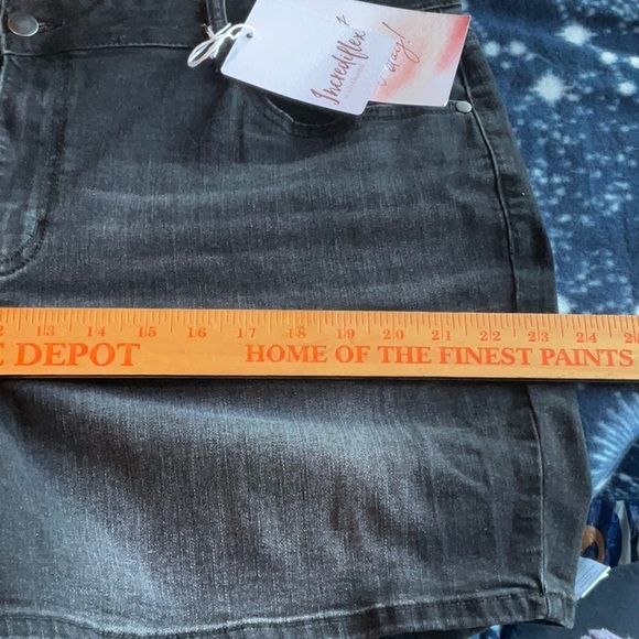 A Beautiful Soul Black Wash 5” High Rise Jean Short Size 18, NWT - Picture 6 of 15